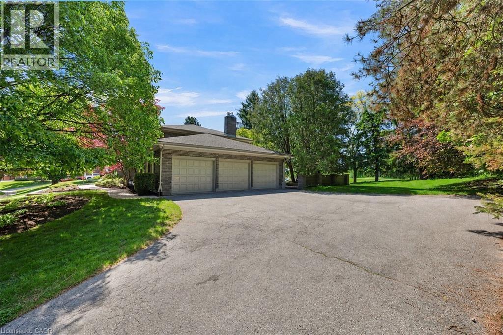 61 HUNTLEY Crescent