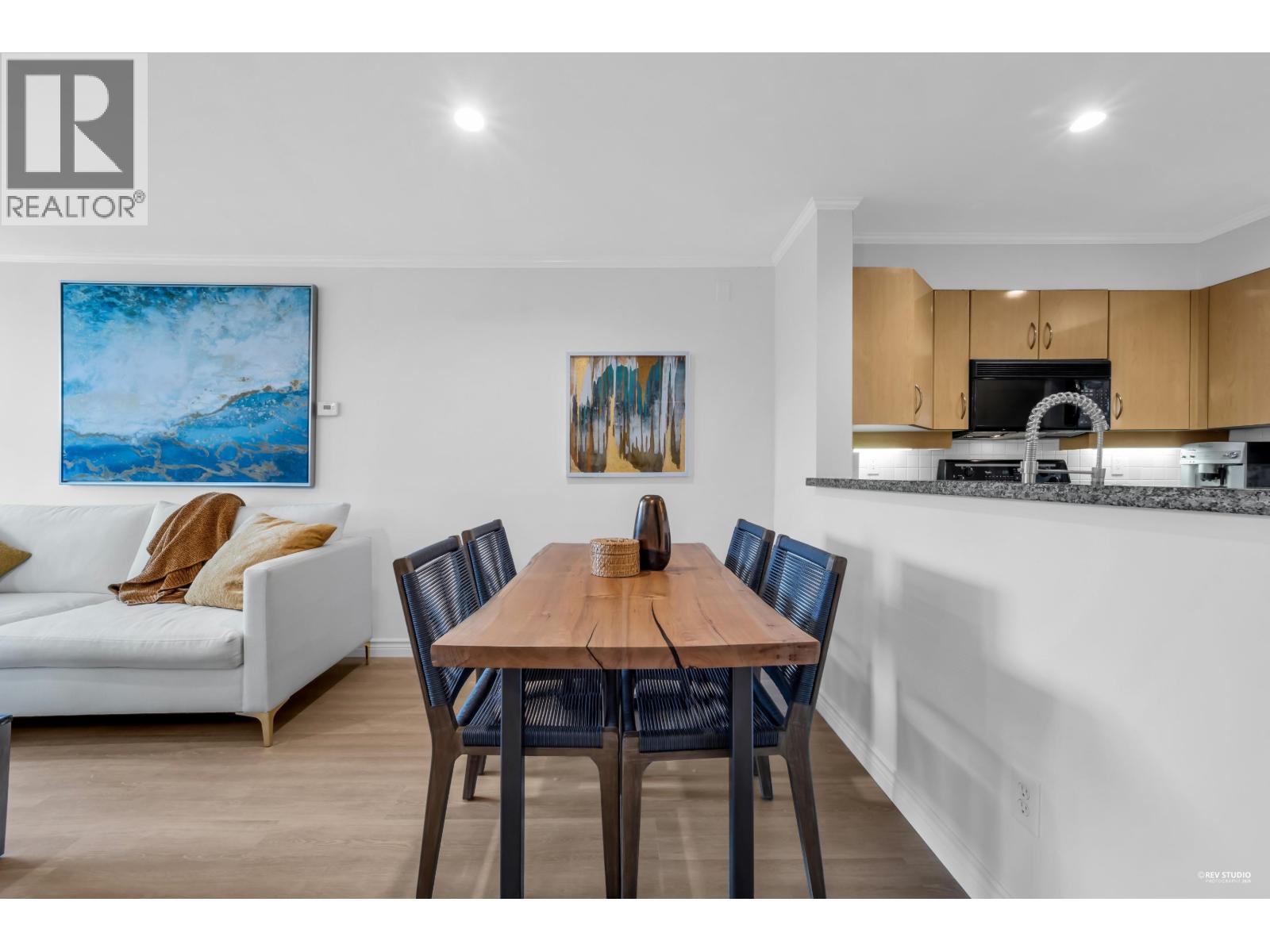 207 305 LONSDALE AVENUE