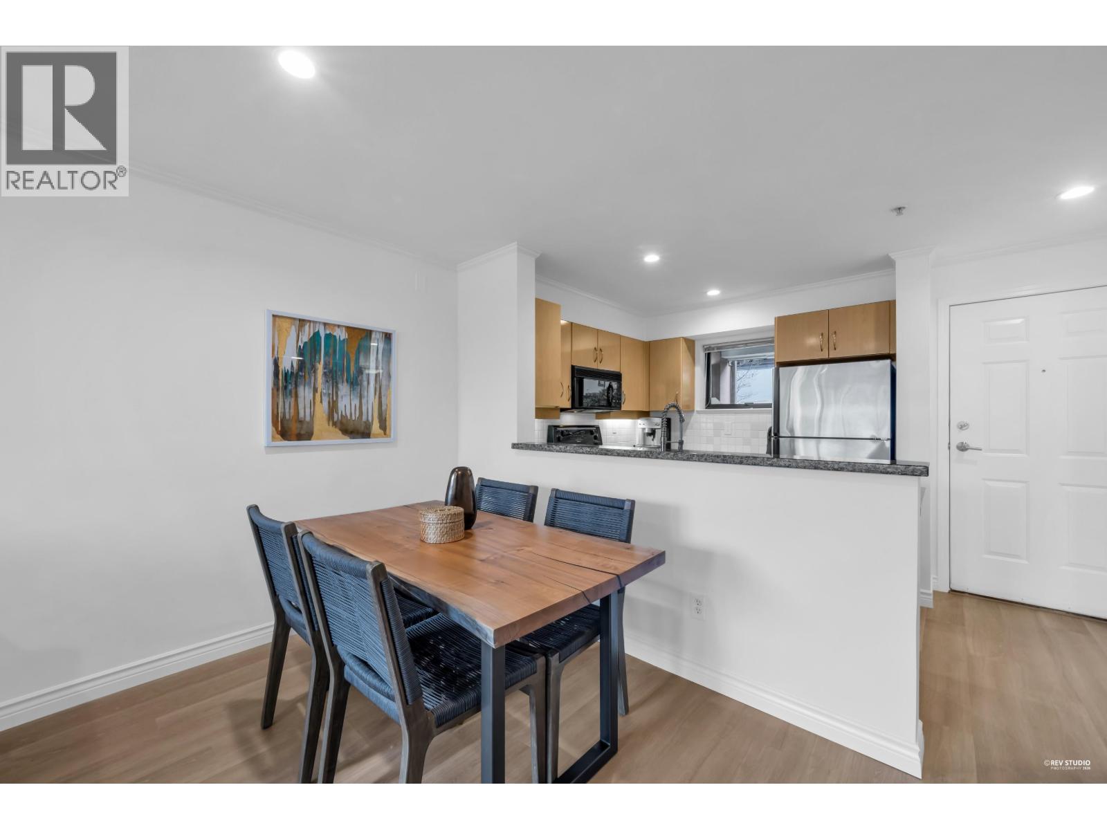 207 305 LONSDALE AVENUE