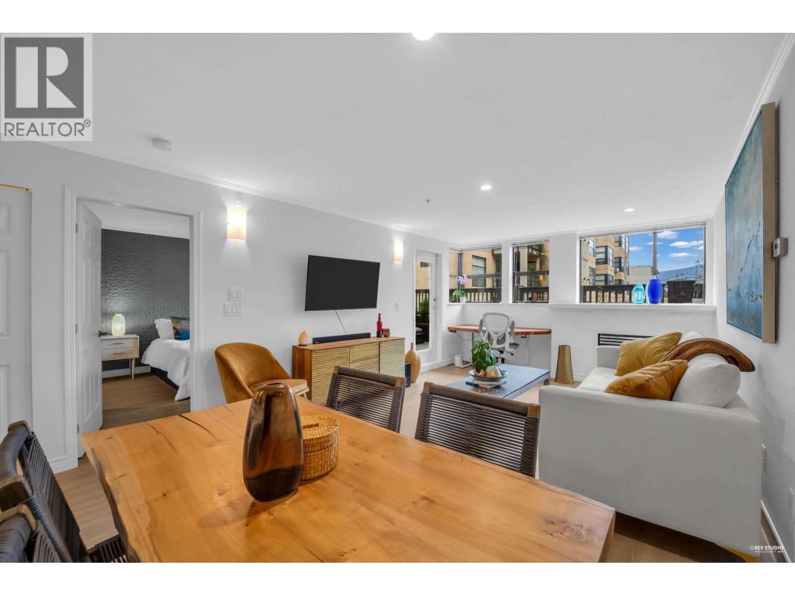 207 305 LONSDALE AVENUE