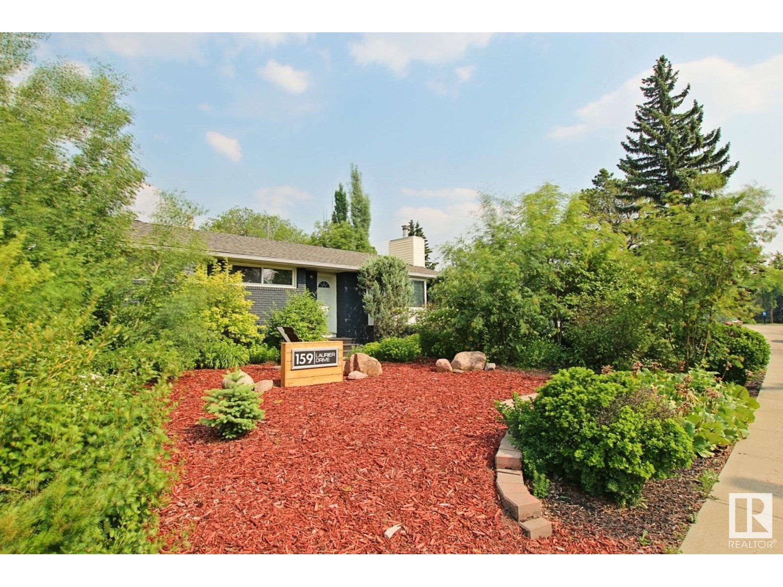 159 LAURIER DR NW