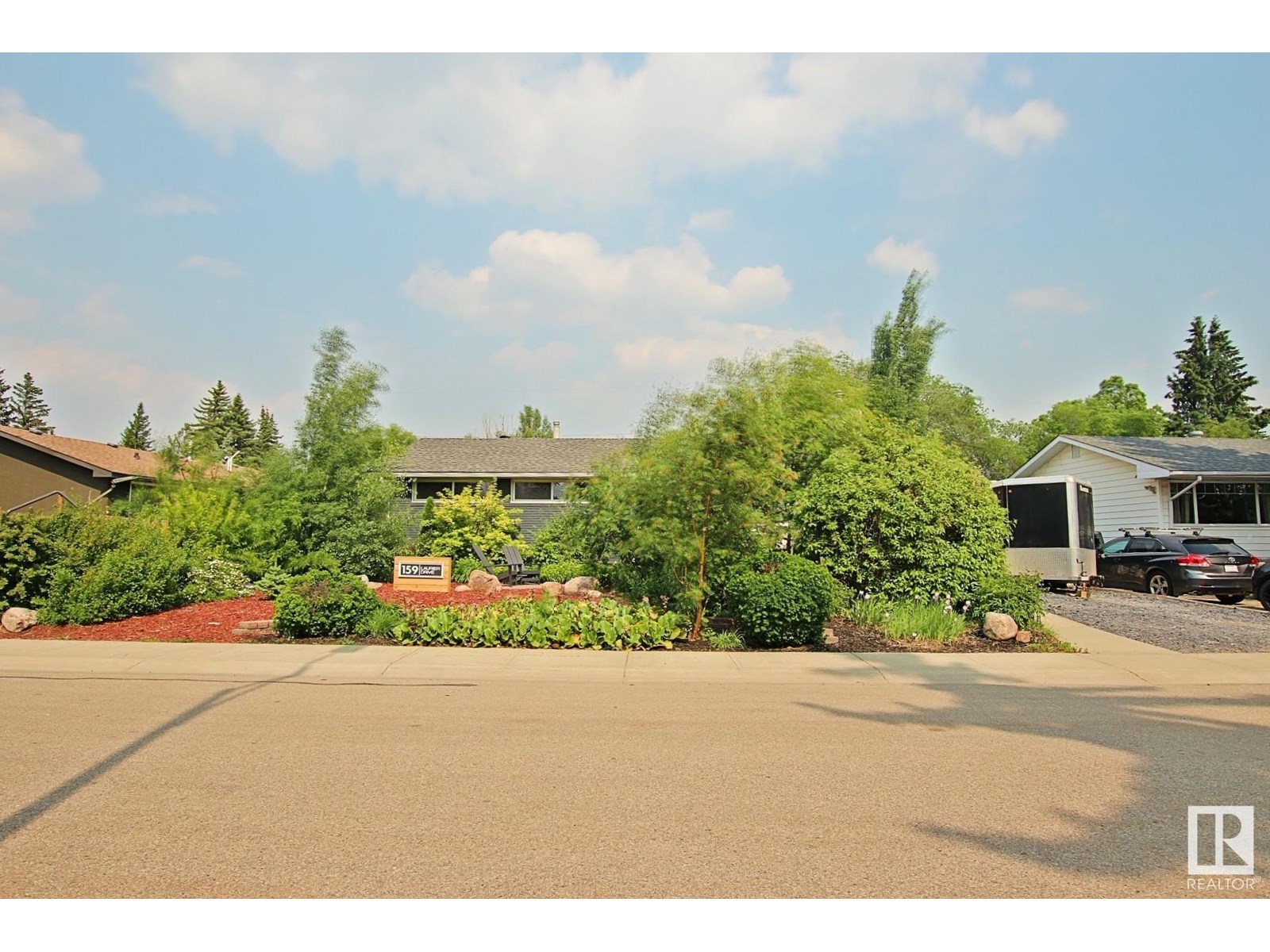 159 LAURIER DR NW