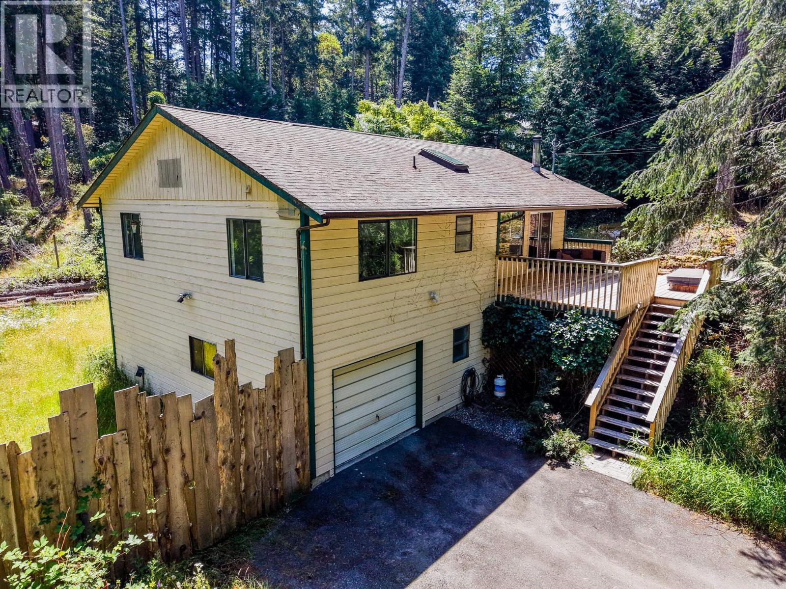 Photo 1 of 32 — 37150 SCHOONER WAY, Pender Island, BC V0N2M2