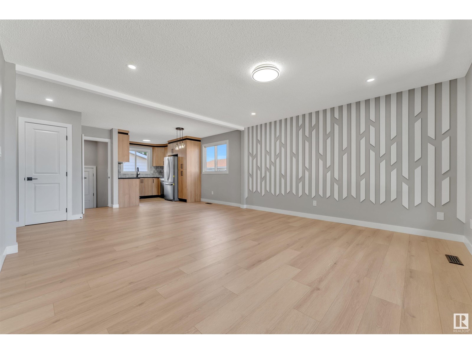 6307 20 AV NW