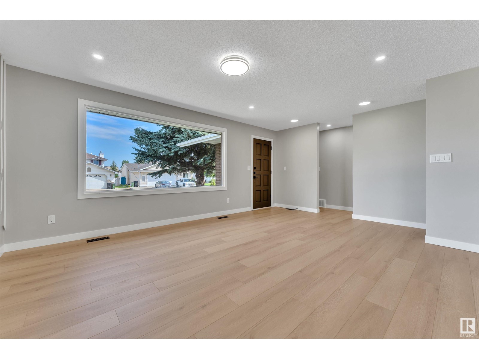 6307 20 AV NW