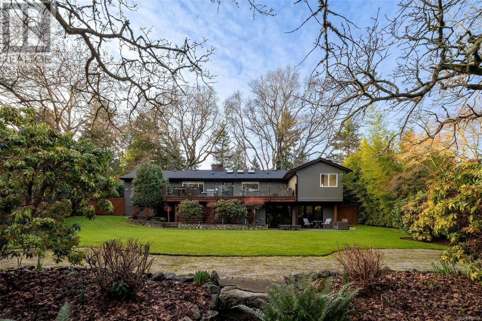 3465 Cadboro Bay Rd