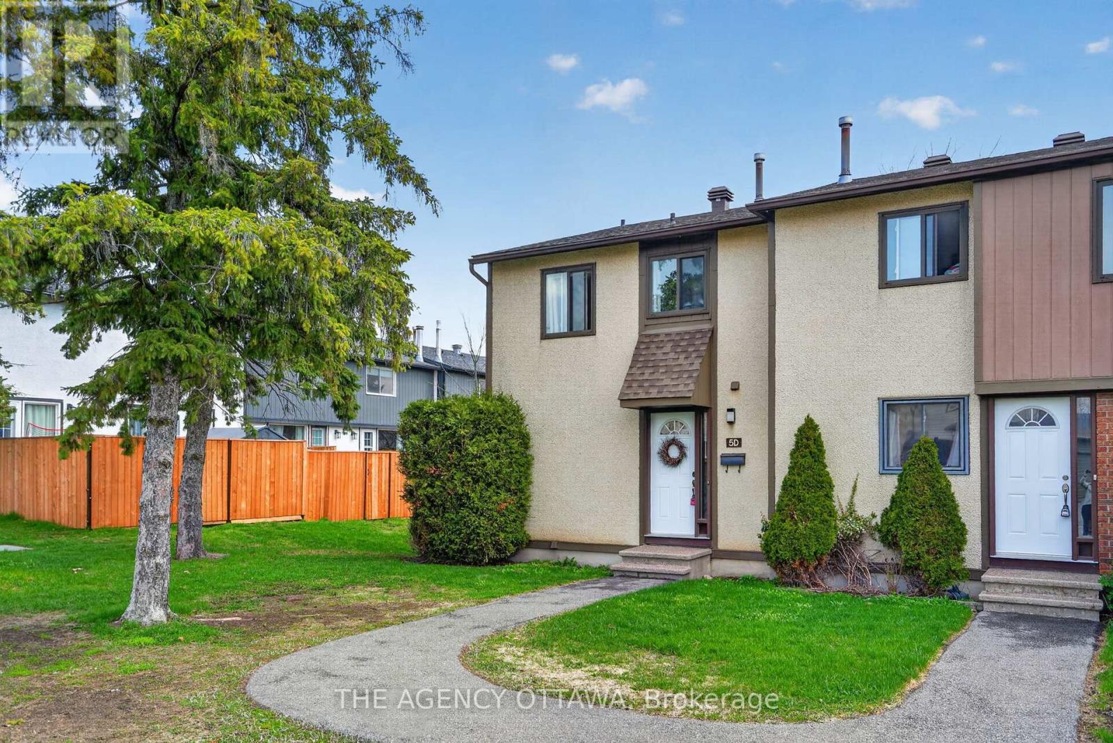 Photo 1 of 35 — D - 5 VANESSA TERRACE Unit D, Ottawa, ON K2J1Y4