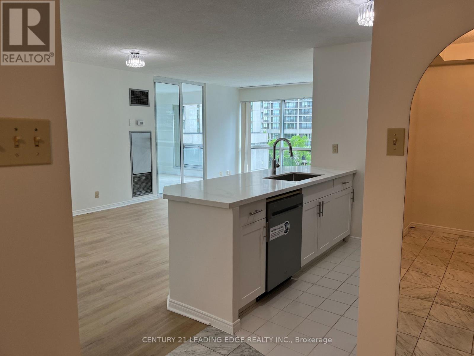 607 - 10 QUEENS QUAY W