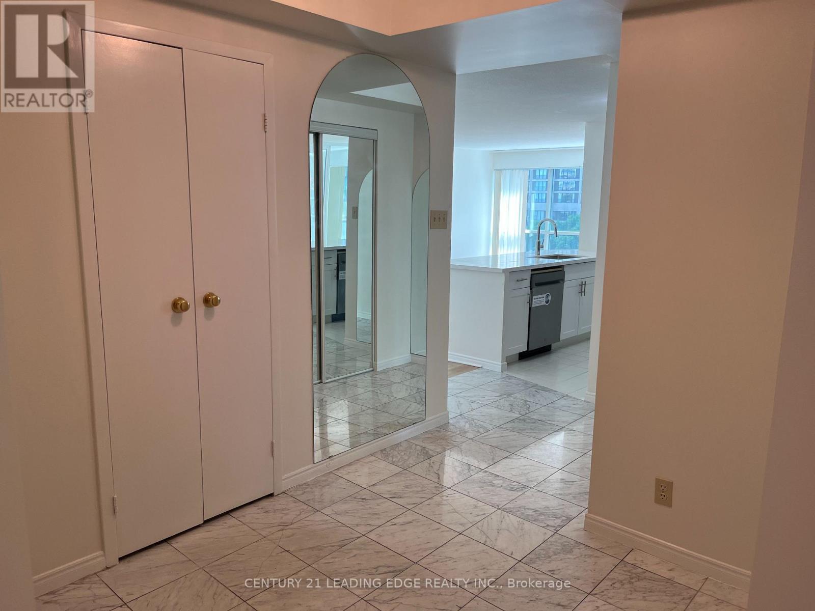 607 - 10 QUEENS QUAY W