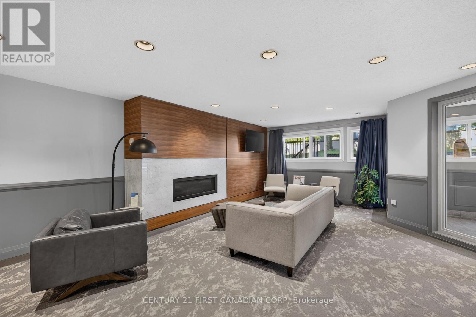 222 - 15 JACKSWAY CRESCENT