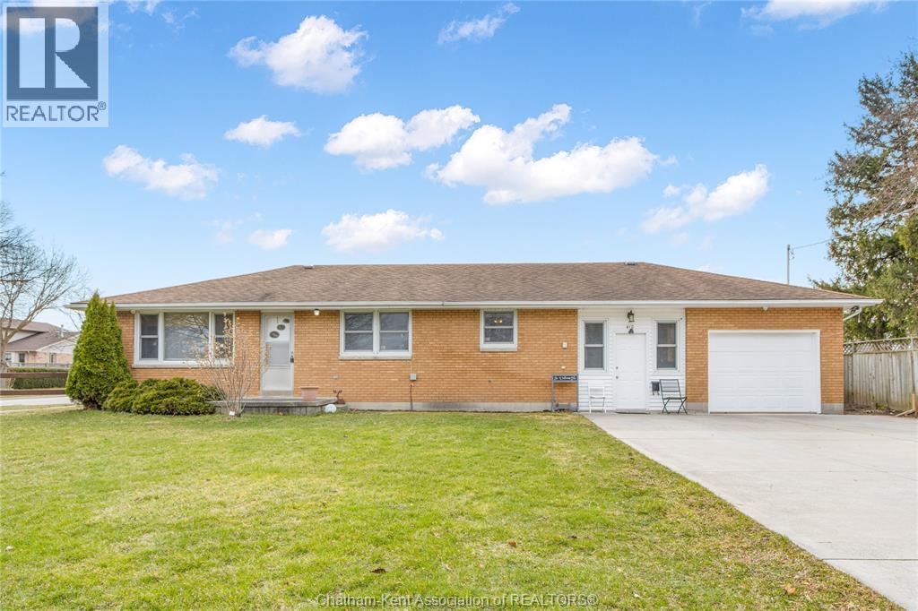 Photo 1 of 36 — 410 MCNAUGHTON AVENUE East, Chatham, ON N7L2G9