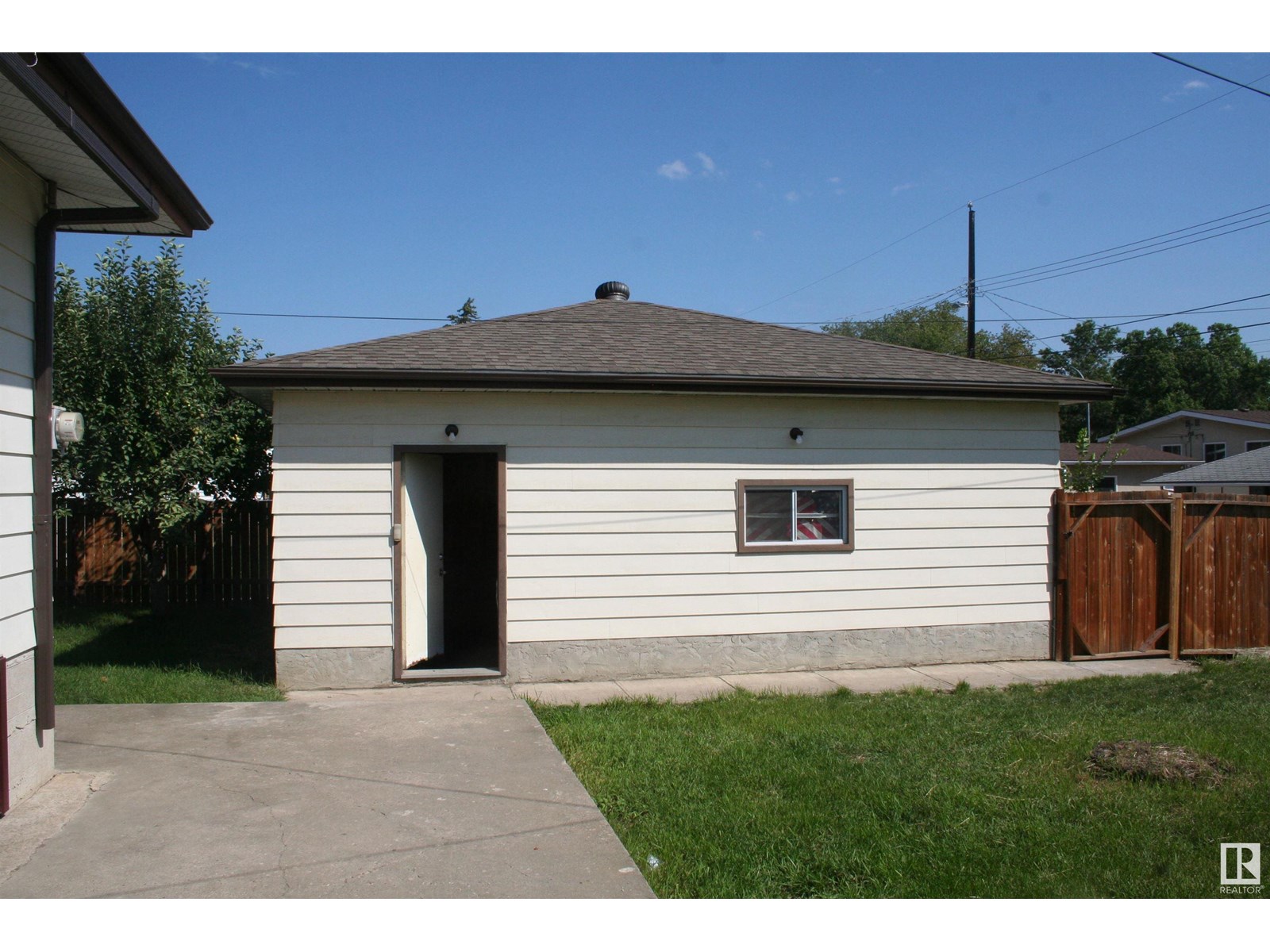 11823 43 ST NW