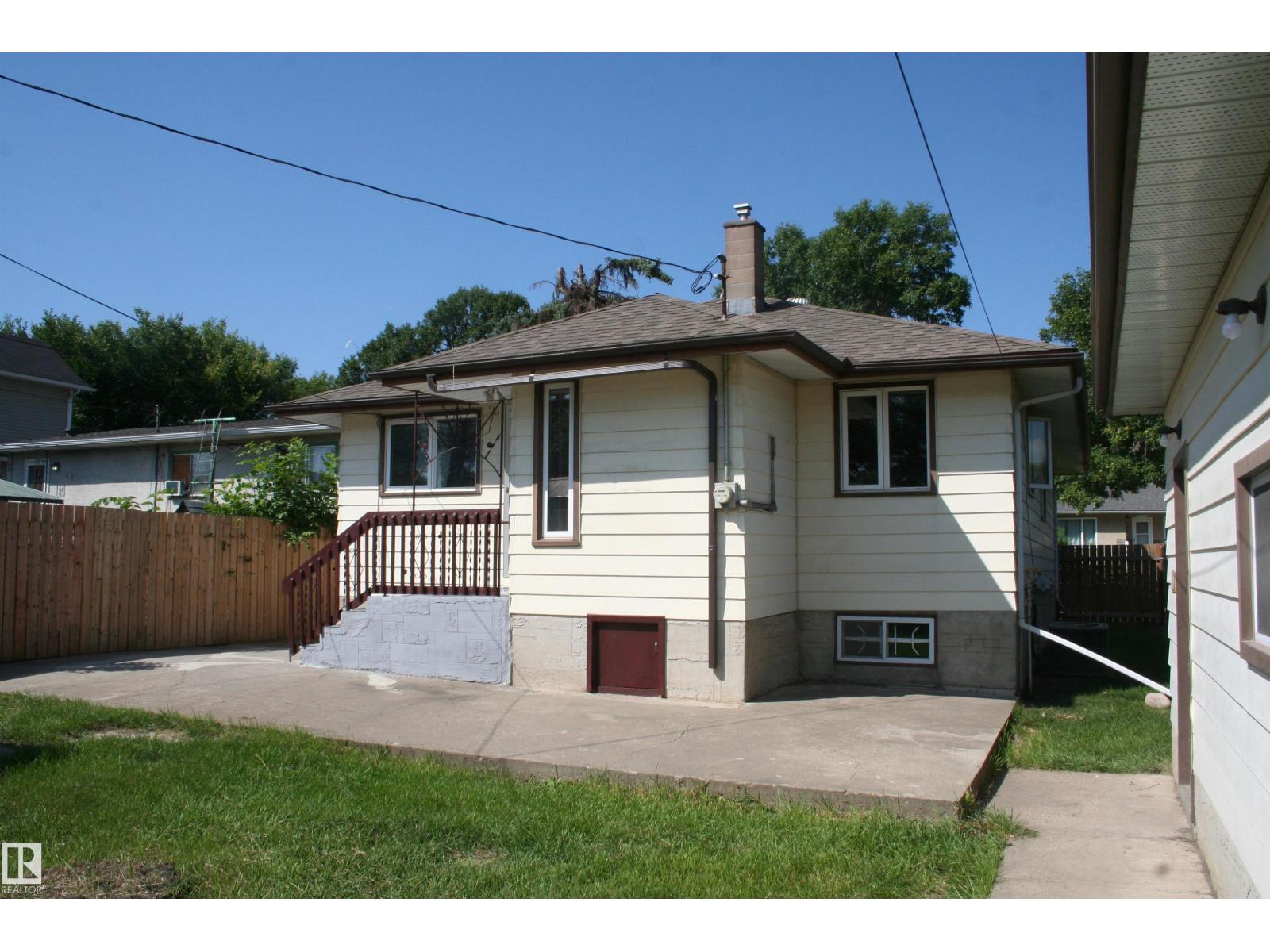 11823 43 ST NW