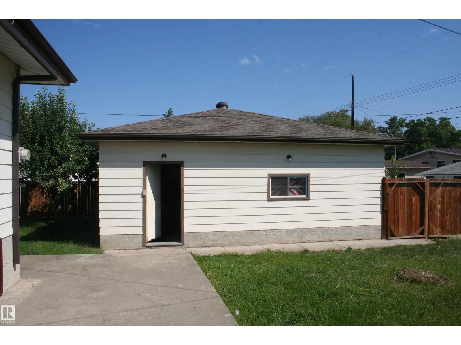 11823 43 ST NW