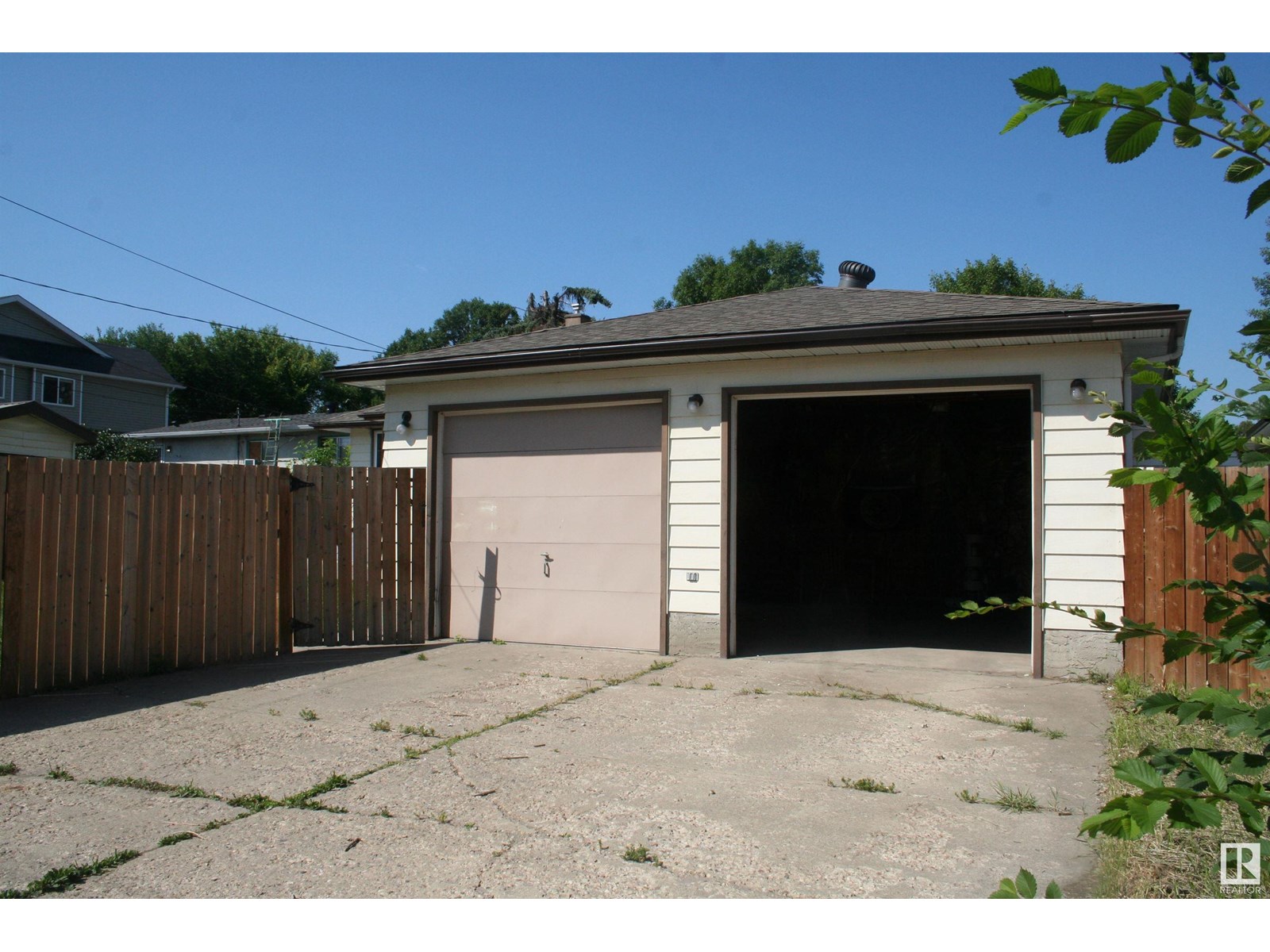11823 43 ST NW