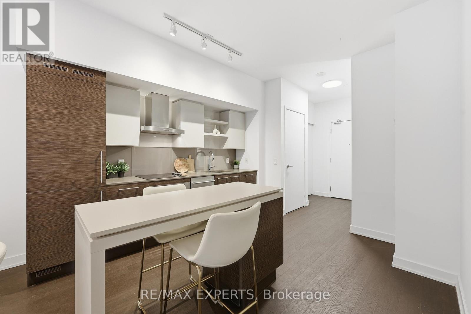 438 - 1030 KING STREET W