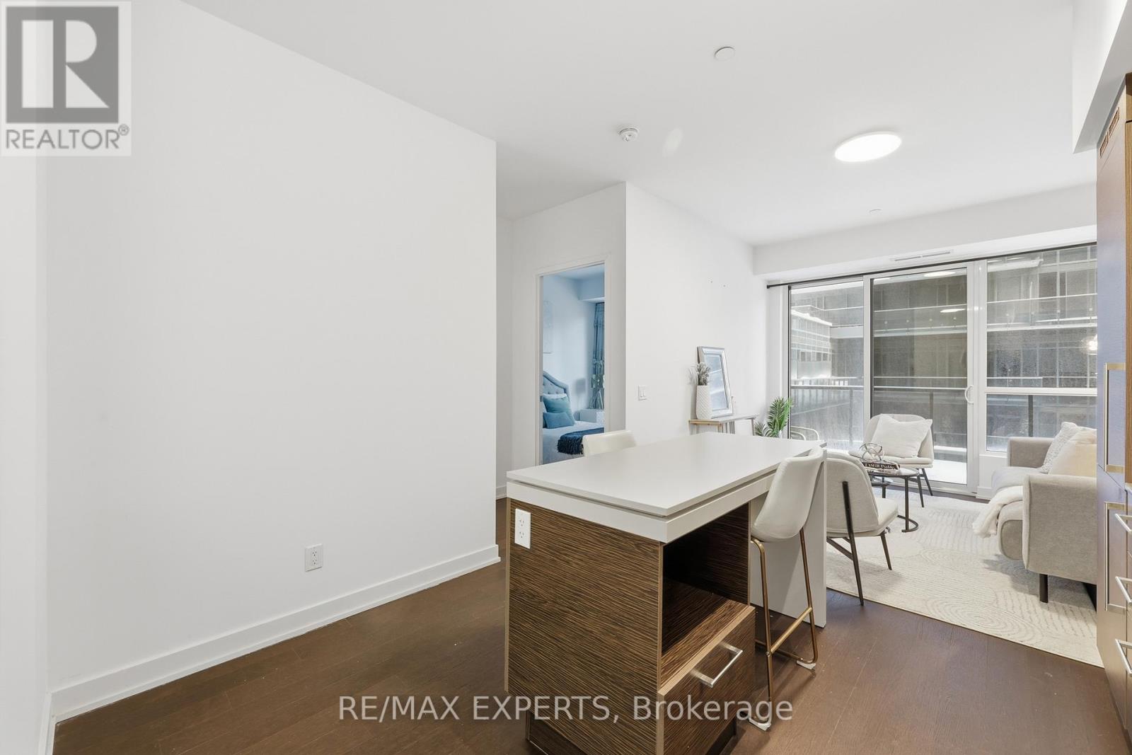 438 - 1030 KING STREET W