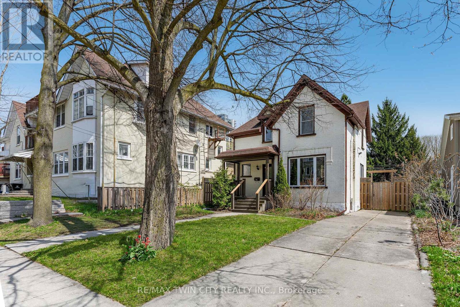 11 HEINS AVENUE