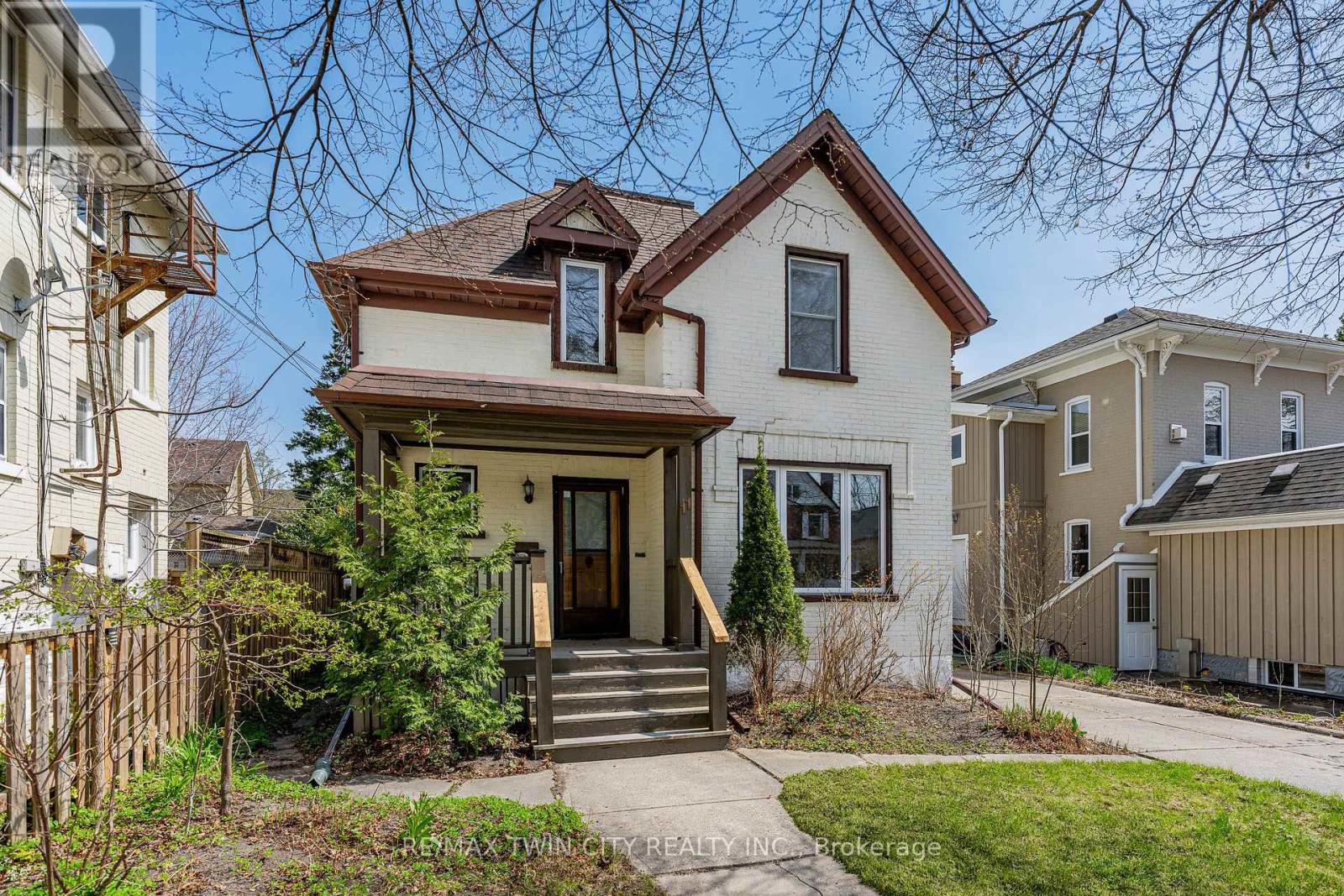 11 HEINS AVENUE