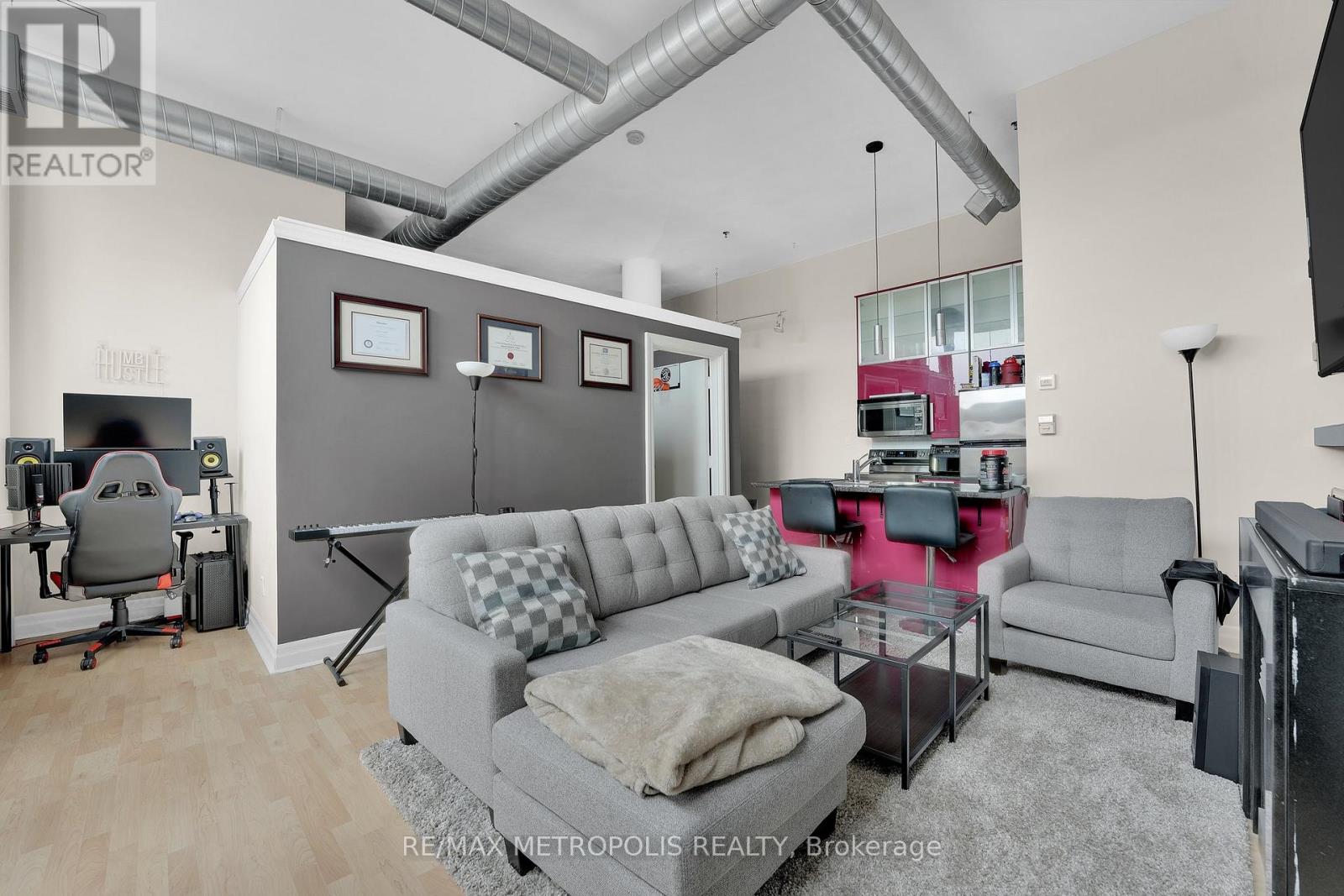 207 - 276 KING STREET W