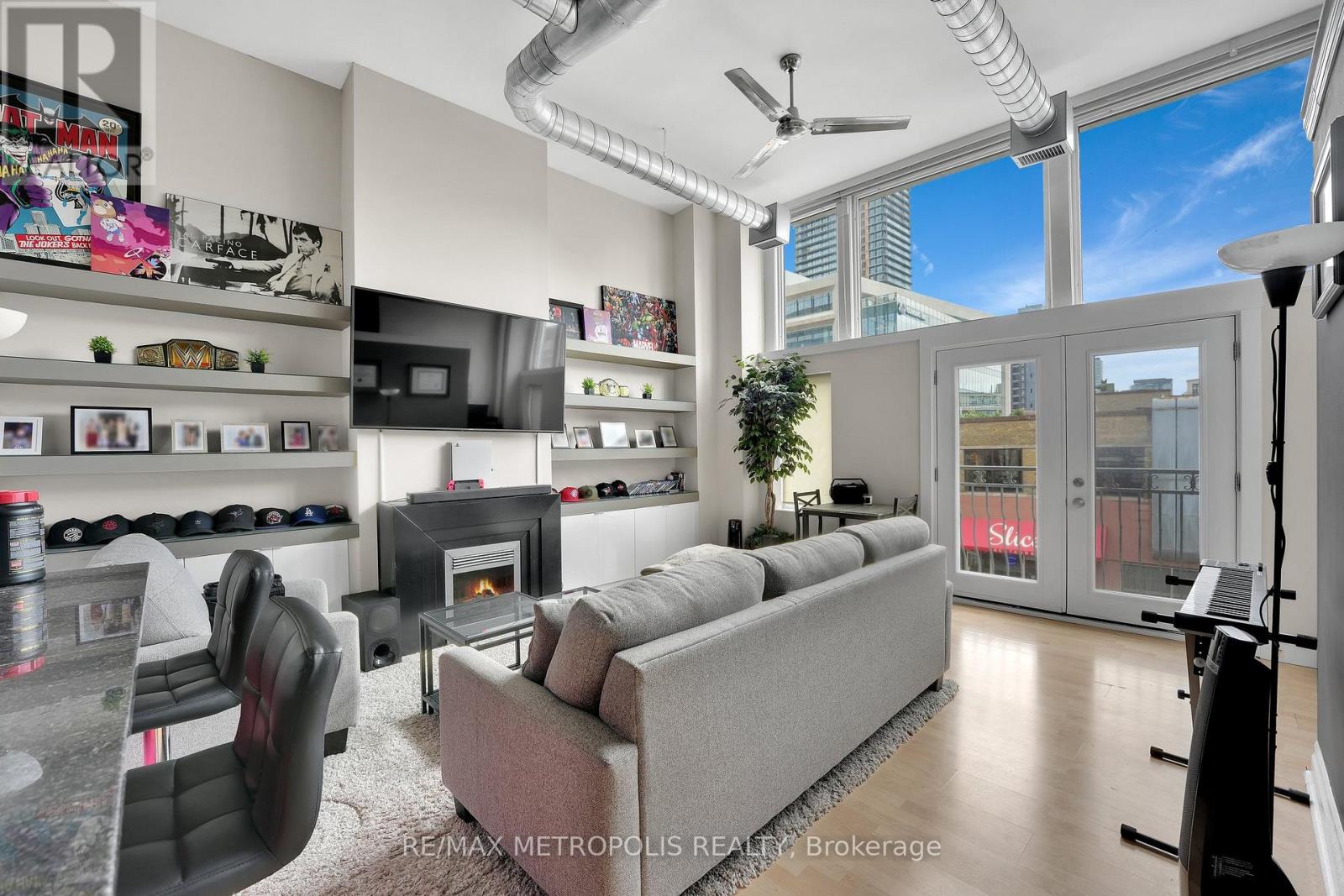 207 - 276 KING STREET W