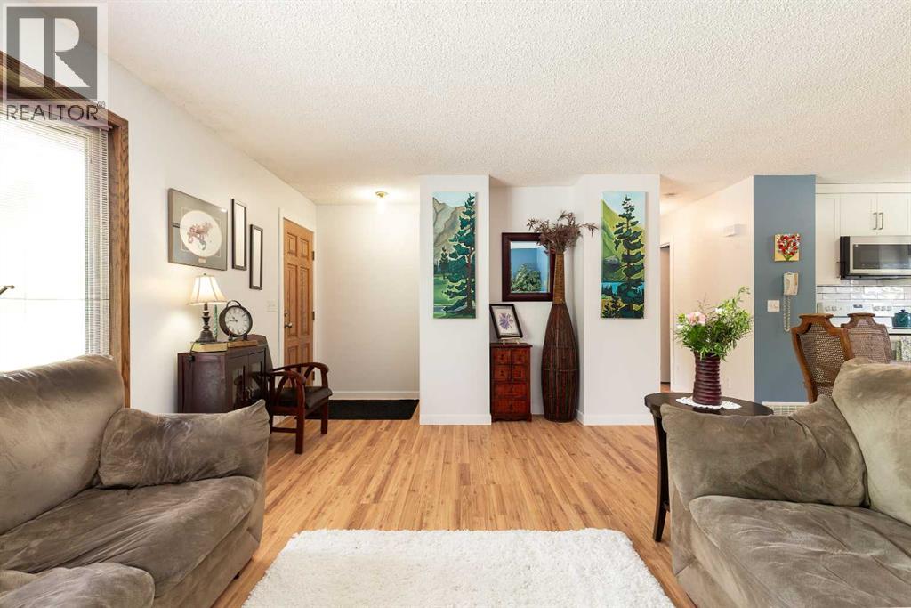 16 Simon Fraser Boulevard W