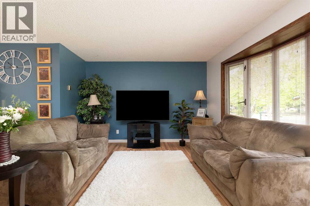 16 Simon Fraser Boulevard W
