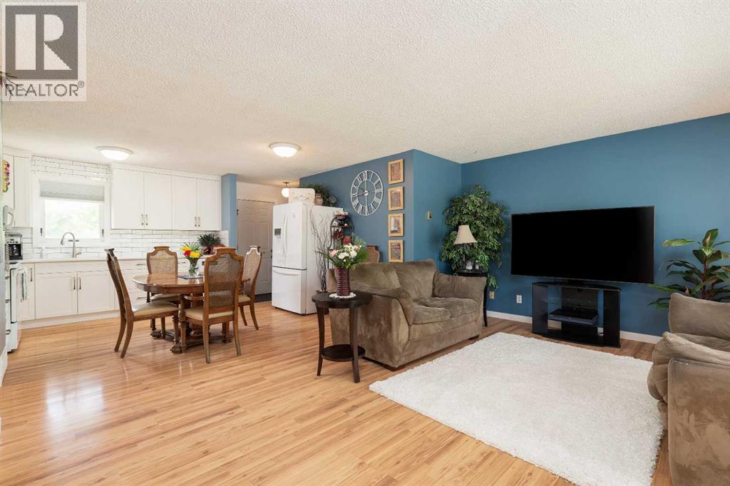 16 Simon Fraser Boulevard W