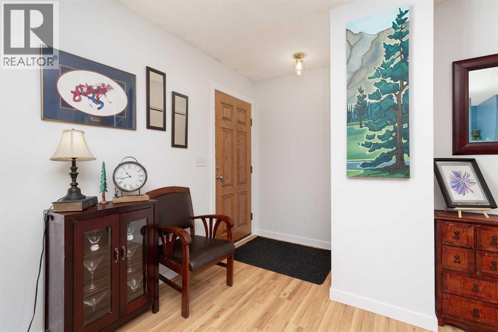 16 Simon Fraser Boulevard W