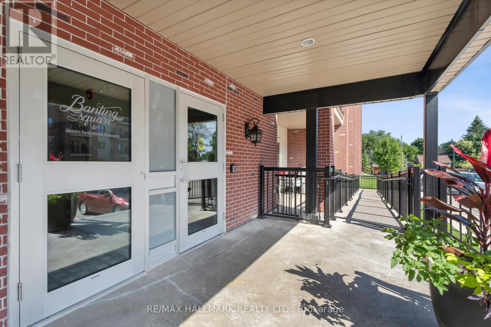 304 - 157 WELLINGTON STREET E