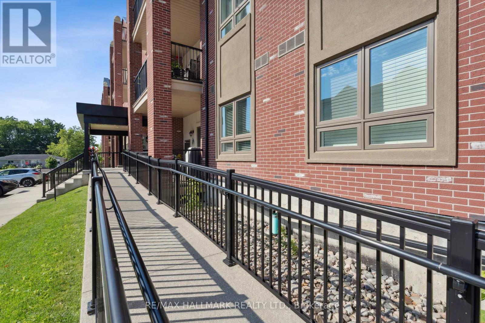 304 - 157 WELLINGTON STREET E