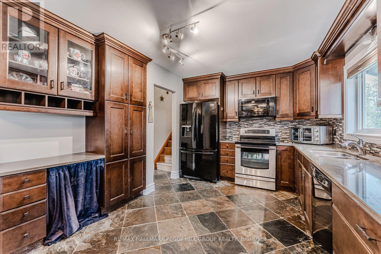 7 SANDLEWOOD TRAIL