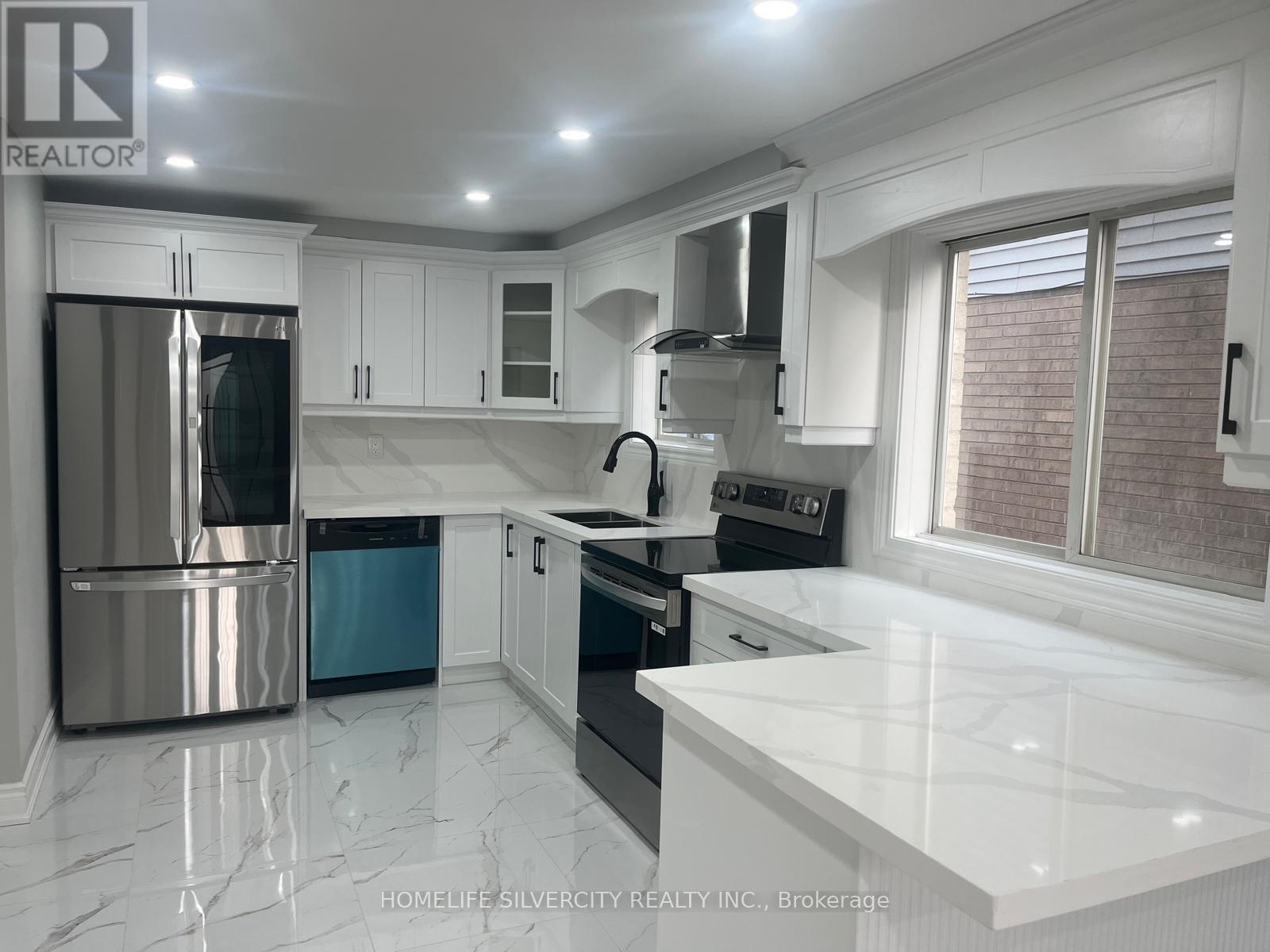 98 STEELES CRESCENT