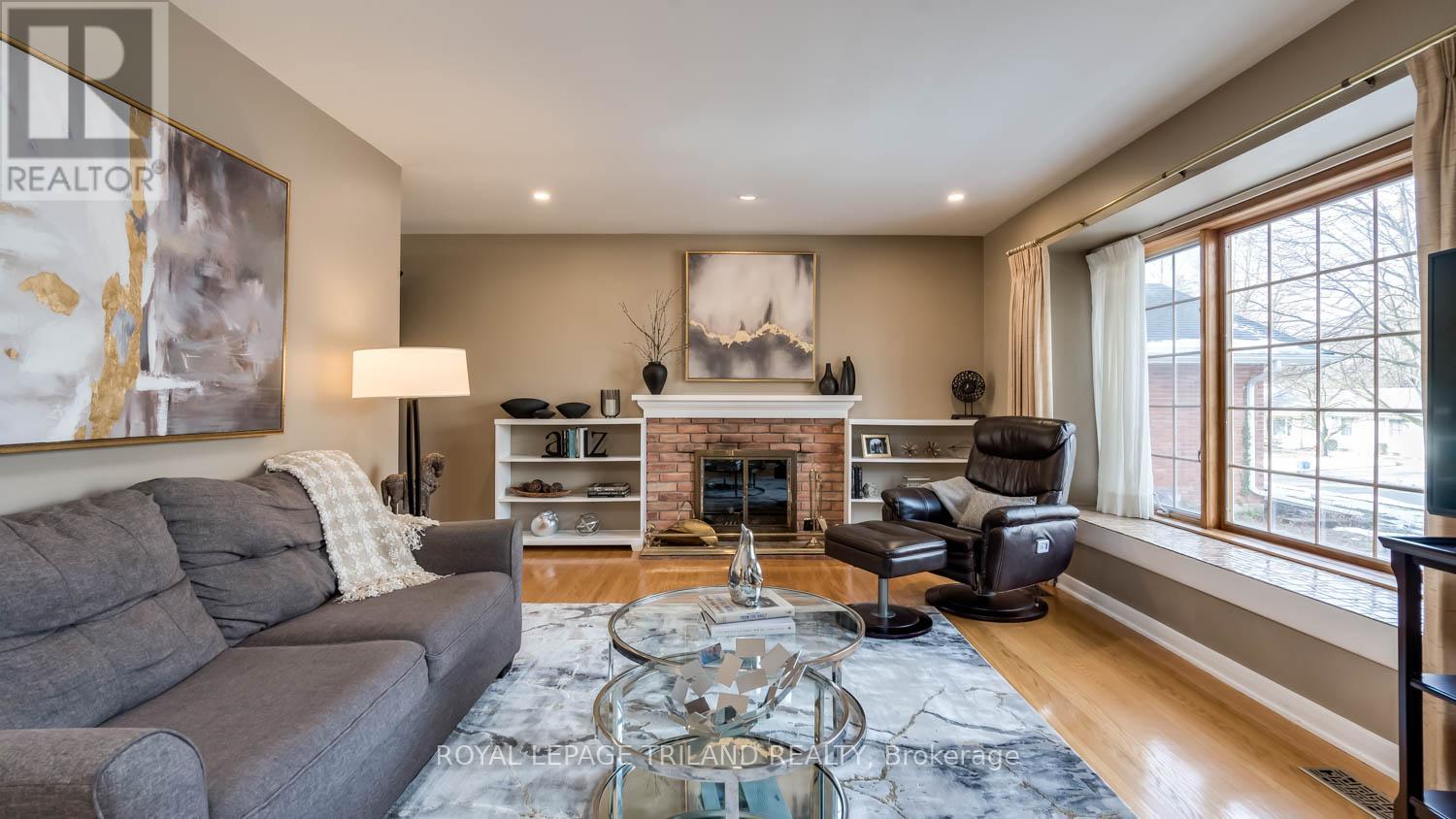 7 BRIARHILL PLACE