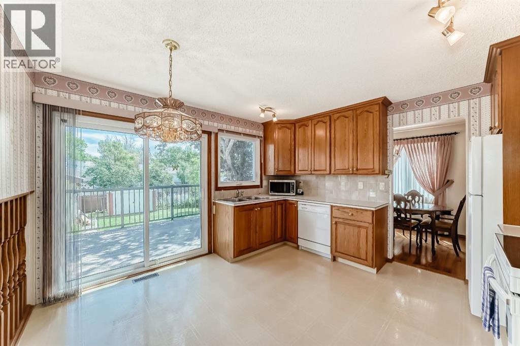 156 Whiteview Close NE