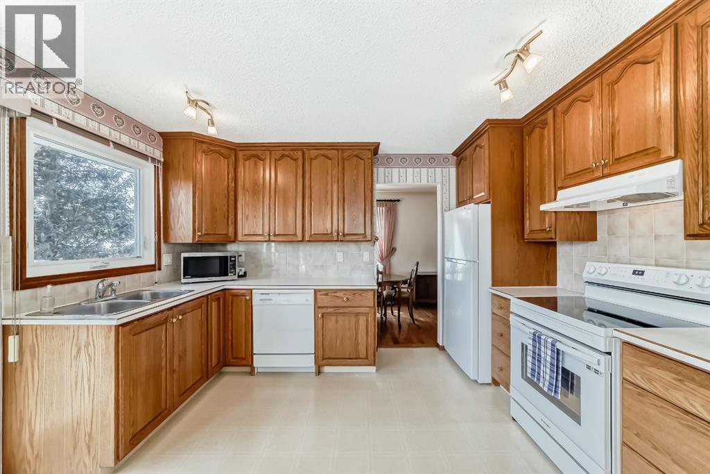 156 Whiteview Close NE