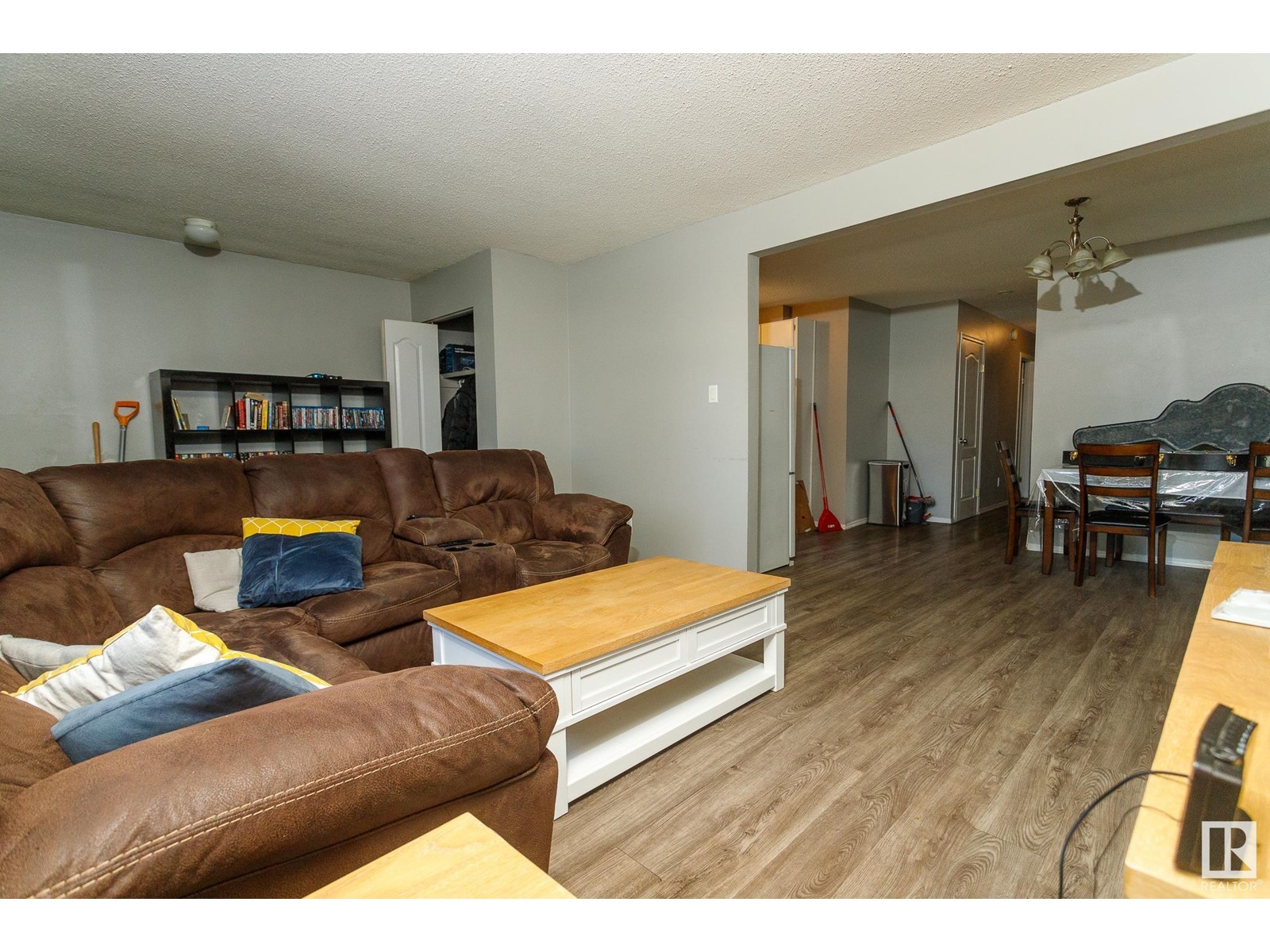 12107-12109 89 ST NW