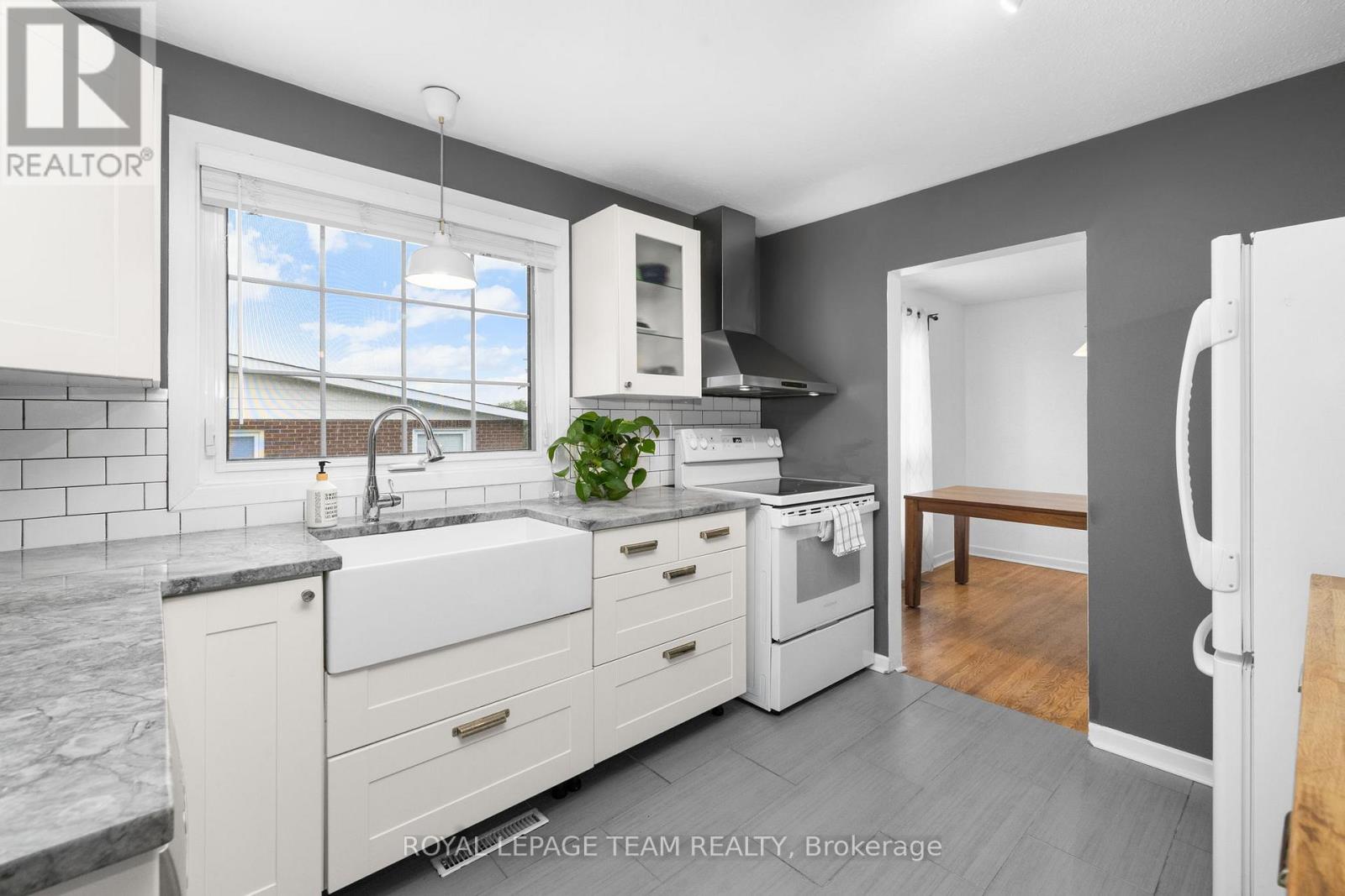 40 WOODMOUNT CRESCENT