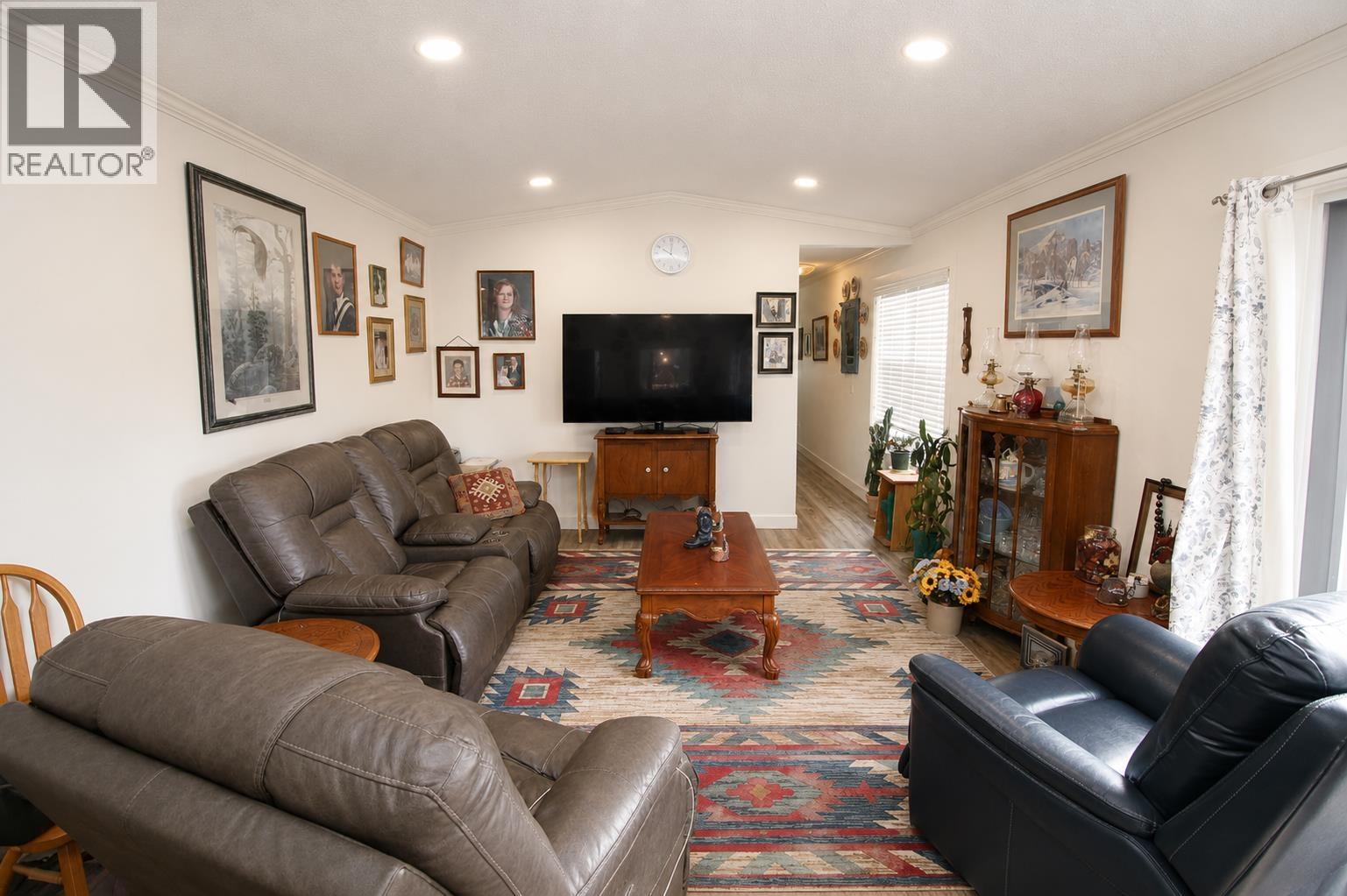 12 3960 DRIVE IN ROAD
