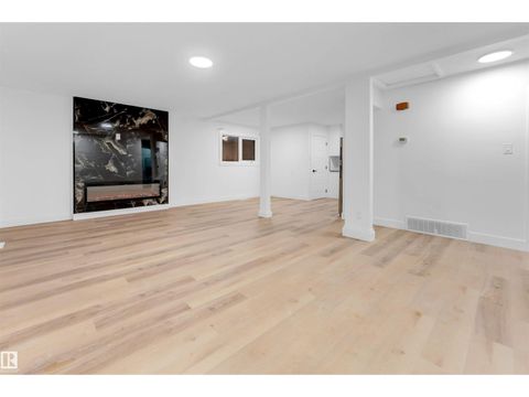 7303 130 AV NW Edmonton AB T5C1Y1