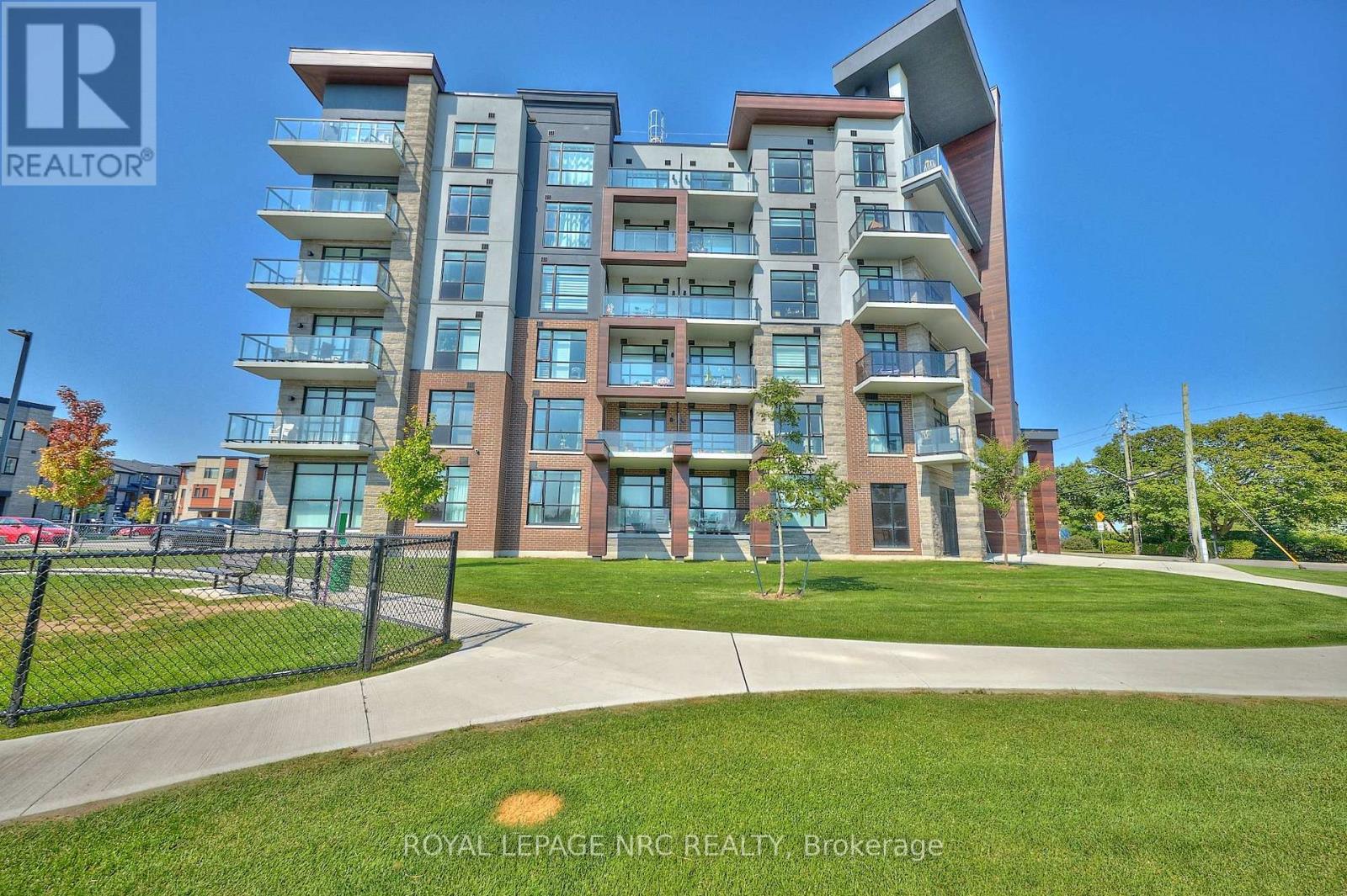 Photo 1 of 29 — 221 - 600 NORTH SERVICE ROAD Unit 221, Hamilton (Lakeshore), ON L8E0L2