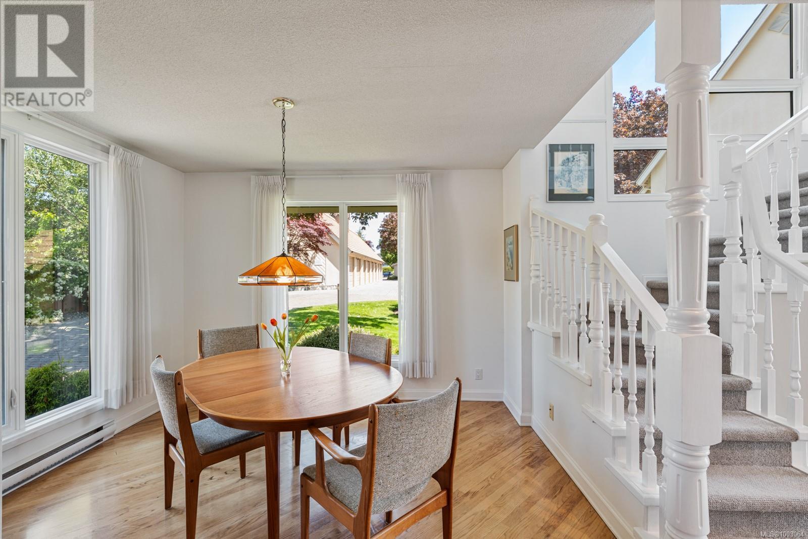 40 211 Robert St