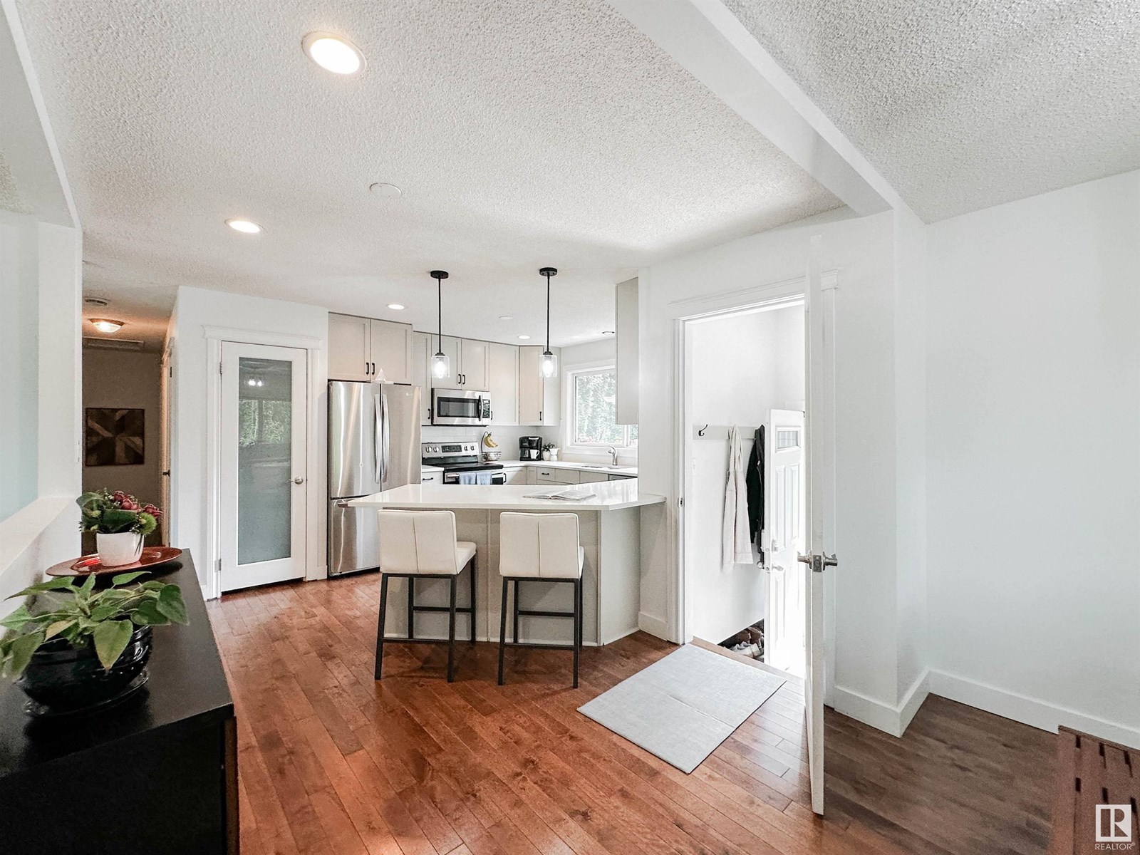 64 BELLEVUE CR