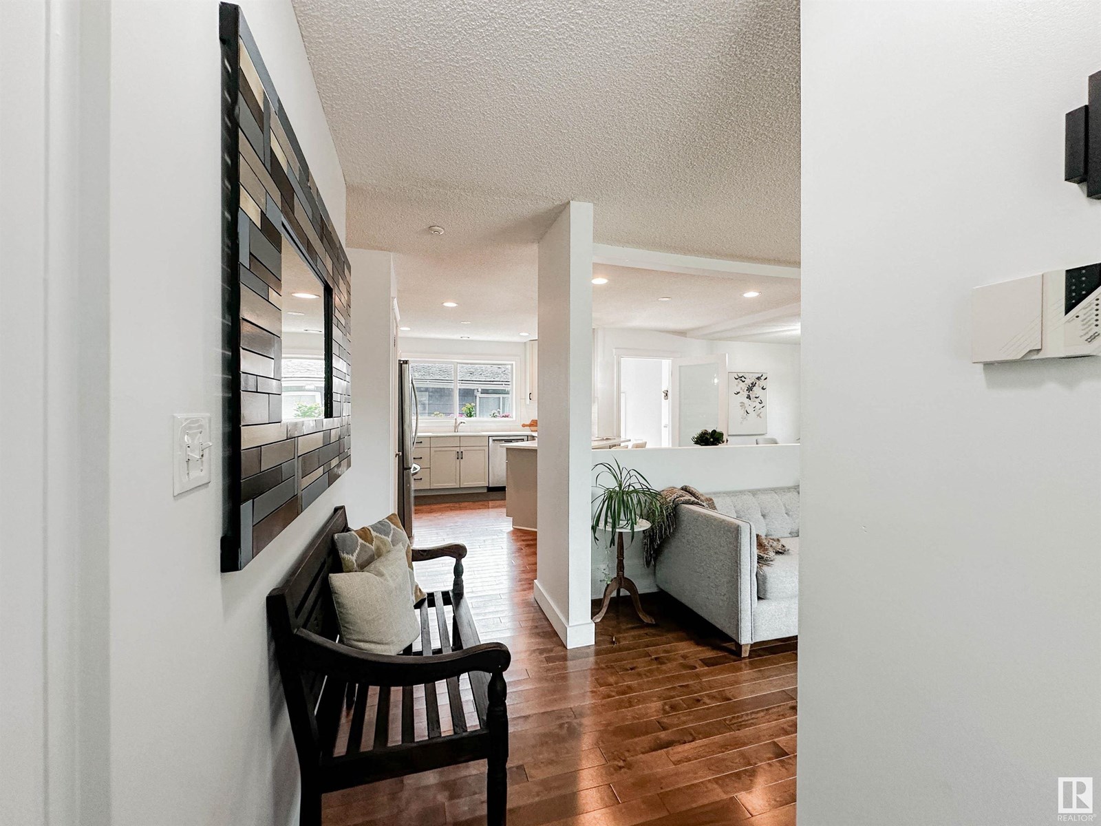 64 BELLEVUE CR