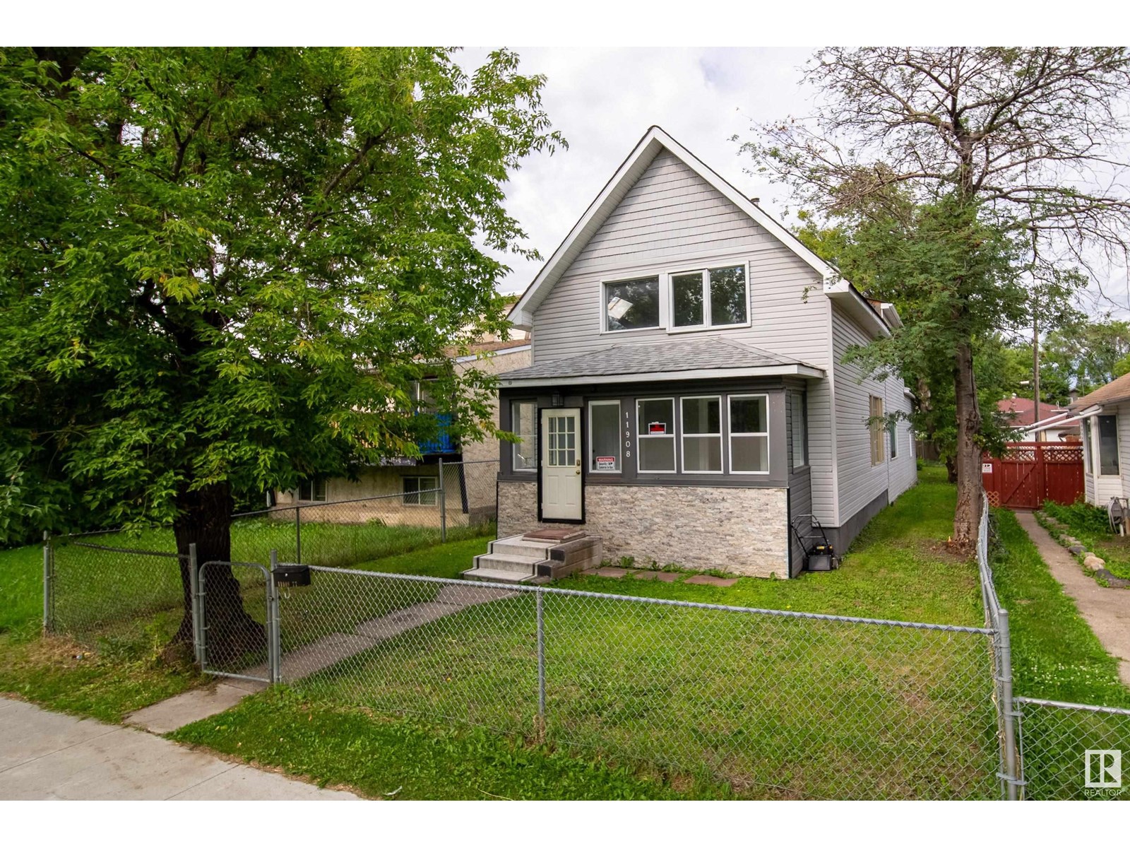 11908 77 ST NW