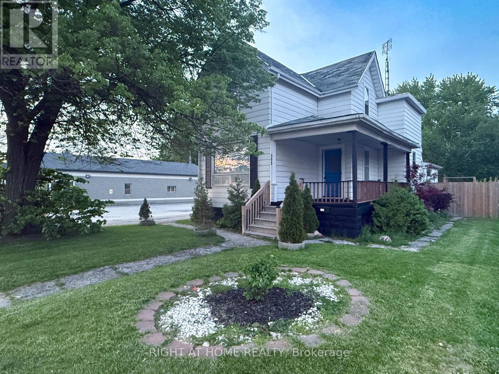 Photo 1 of 18 — 305 ST CLAIR STREET, Chatham-Kent, ON N7L7R1
