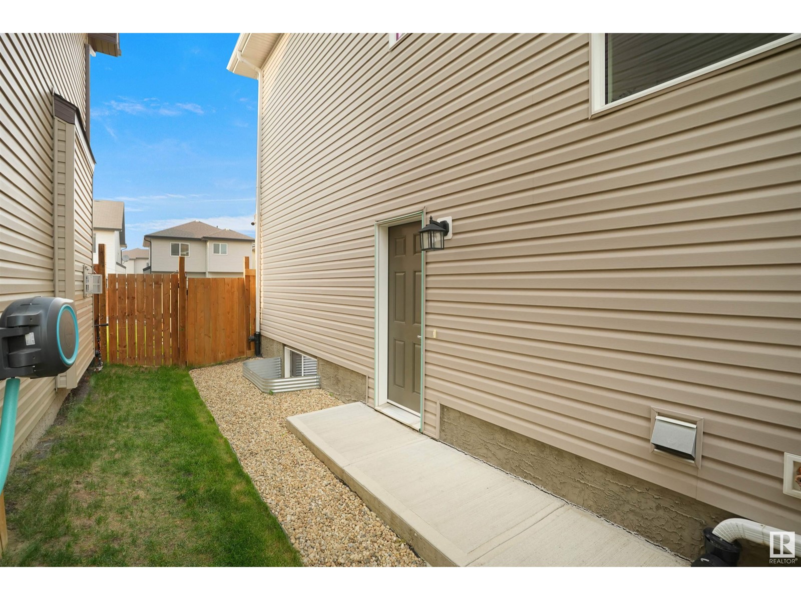 1252 25 AV NW