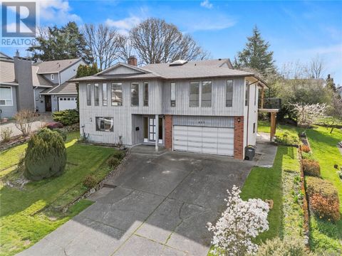 805 Kimberly Pl Saanich BC V8X4R2