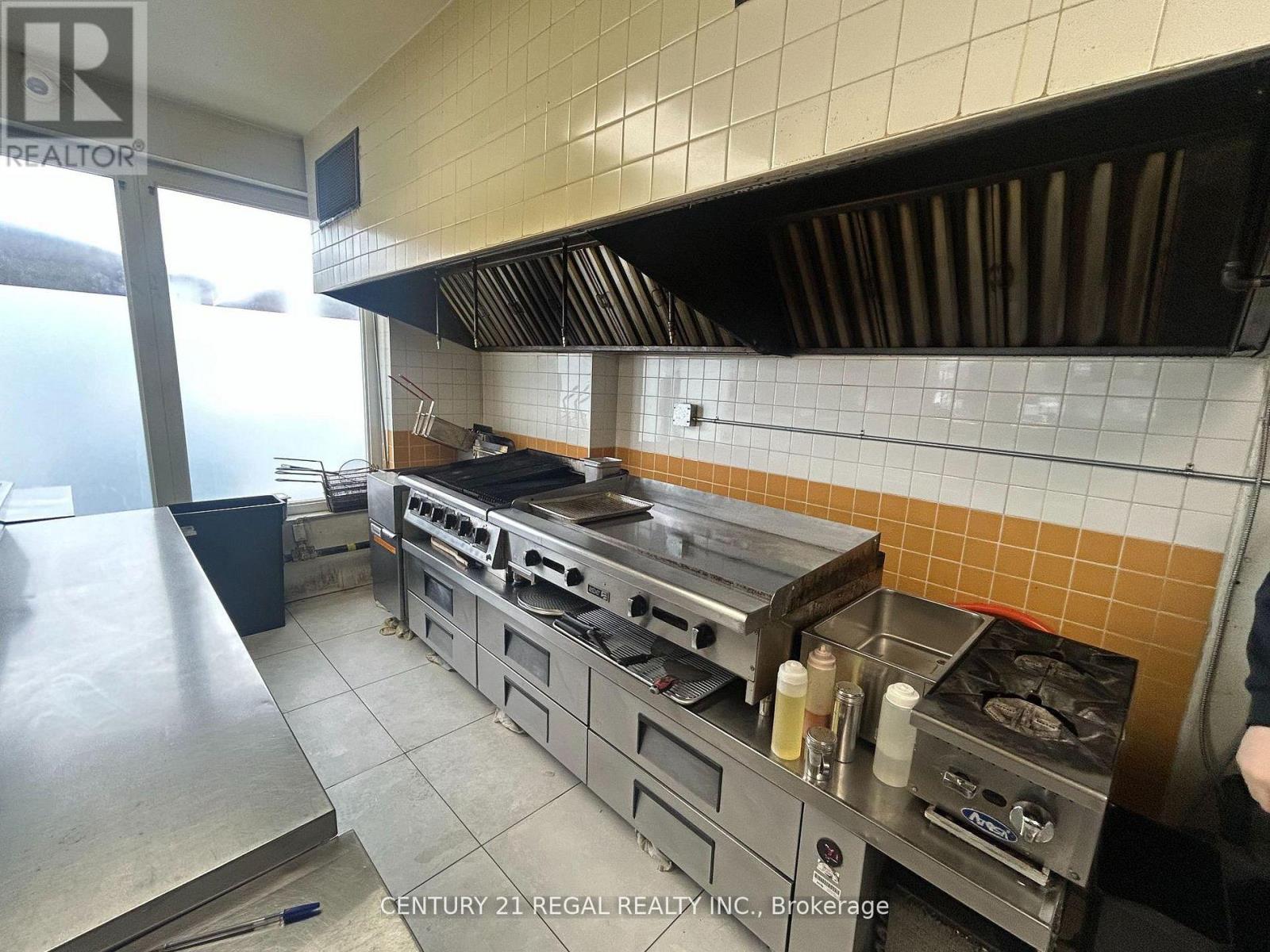 Photo 1 of 6 — 571 VAUGHAN ROAD, Toronto (Oakwood Village), ON M6C2R4