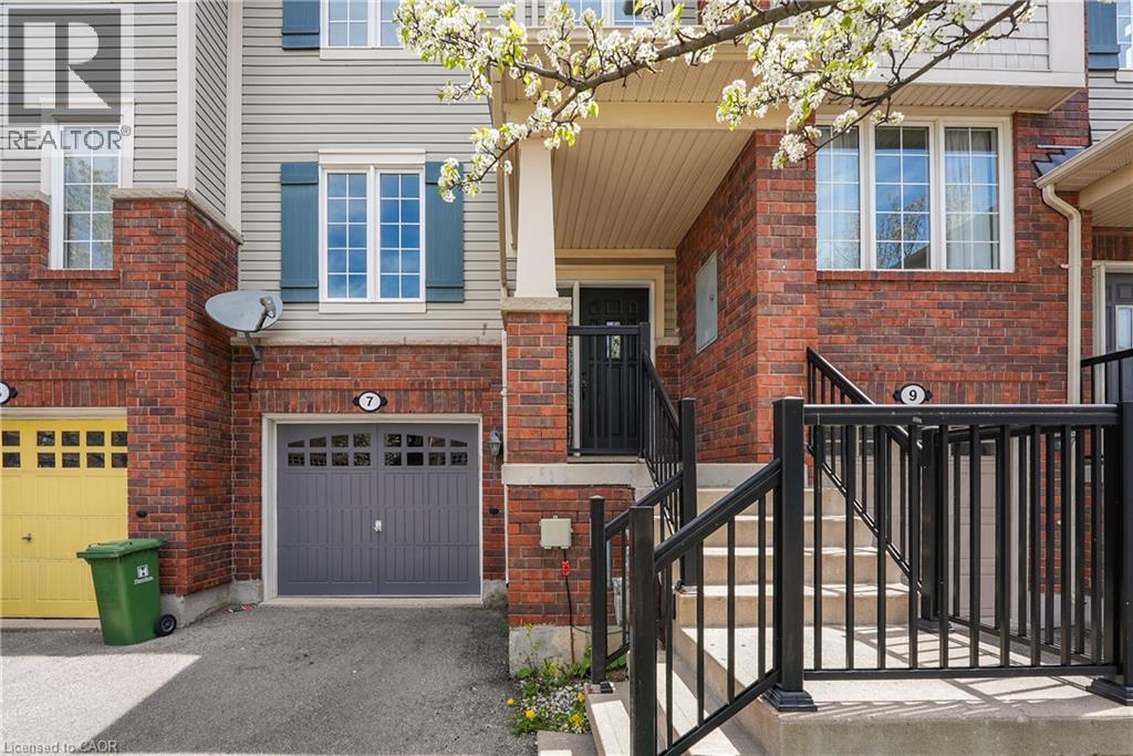 7 HEPWORTH Crescent